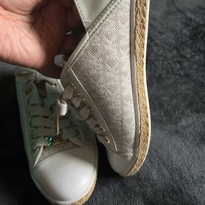 Mk blanco y crema con oro!! Hermoso color!!!!!!!!!